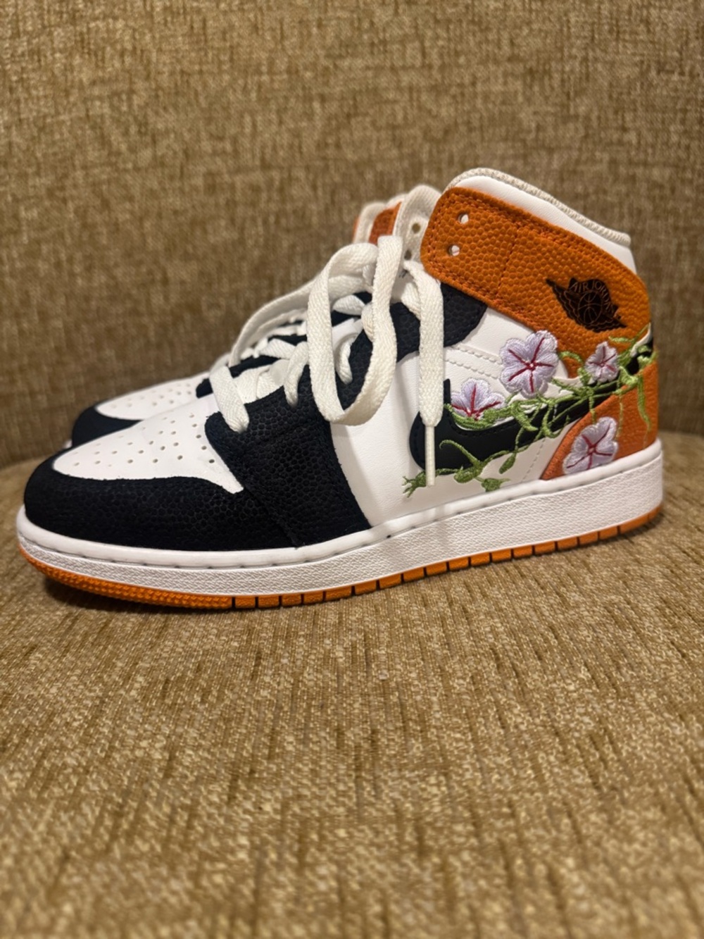 NEW Jordan 1 Mid Basketball Blossom DQ8390-100 Size 5.5Y - Picture 5 of 11